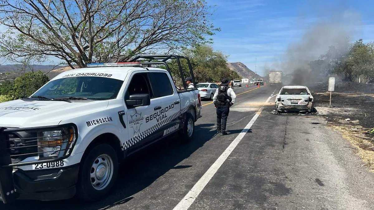 Automóvil quemado en la autopista siglo XXI